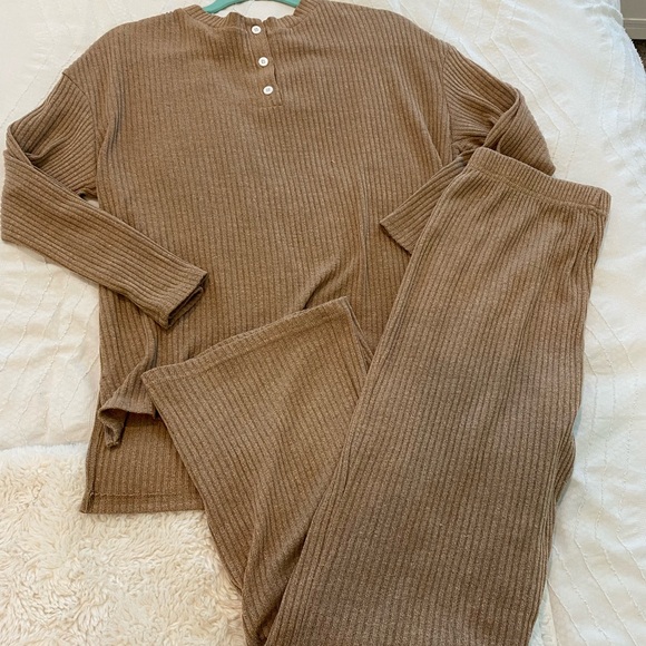 Sweater set, no brand name. Super comfy for any time of year. - Picture 1 of 1